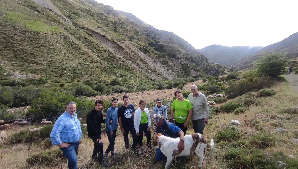 Una veintena de jóvenes participa en la iniciativa solidaria ‘Aventura Trashumante’ celebrada en La Cueta (León). En la imagen, junto al presidente de la Diputación de León, Eduardo Morán