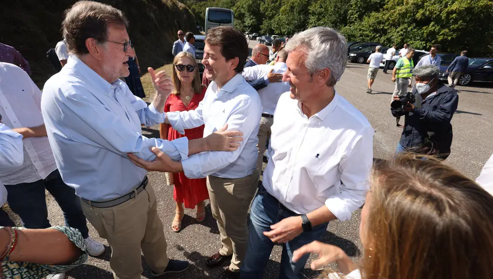 El presidente de Castilla y León, Alfonso Fernández Mañueco, saluda a Mariano Rajoy