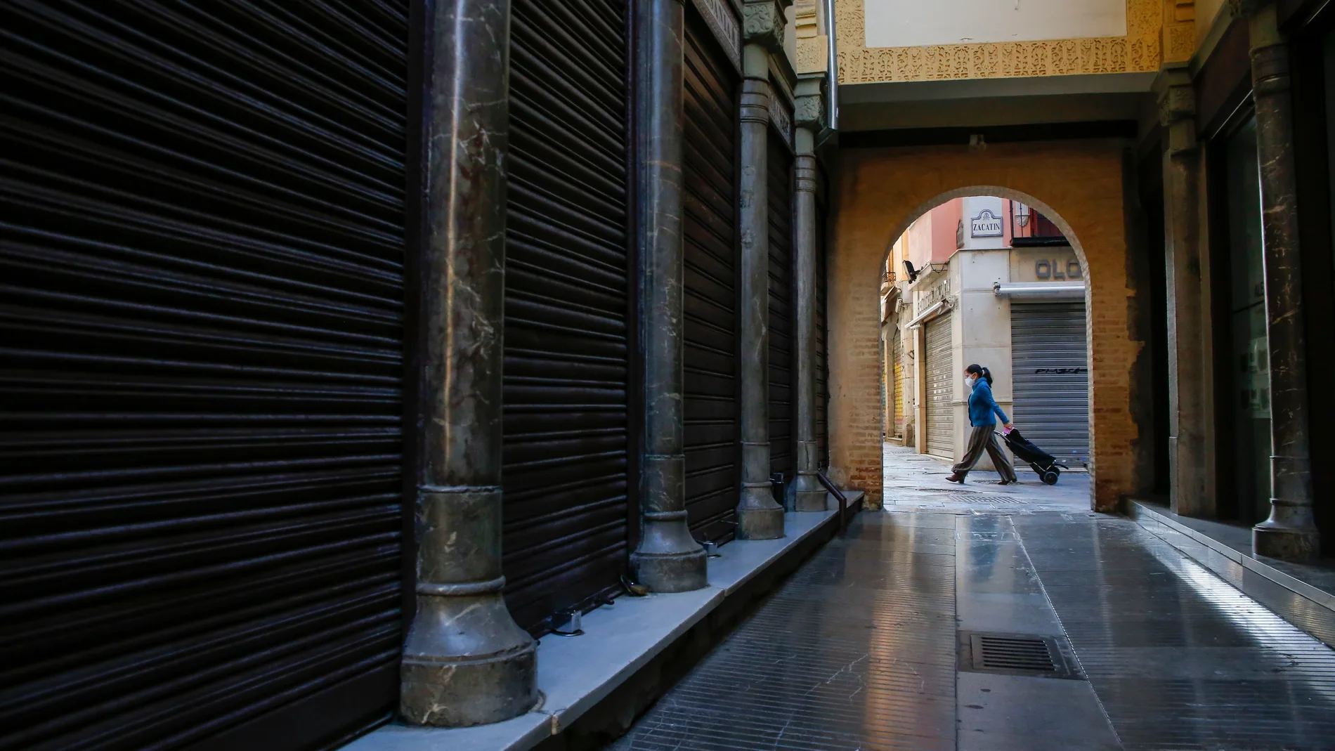 Una calle comercial de Granada, provincia en la que 120 de sus 174 municipios pierden habitantes