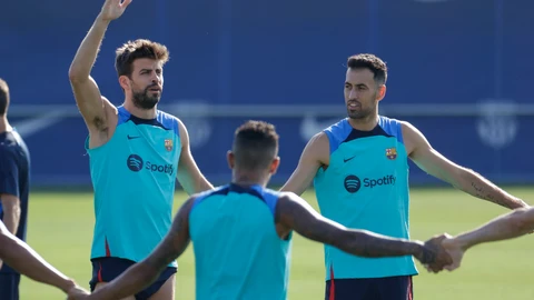 Piqué, al lado de Busquets en un entrenamiento