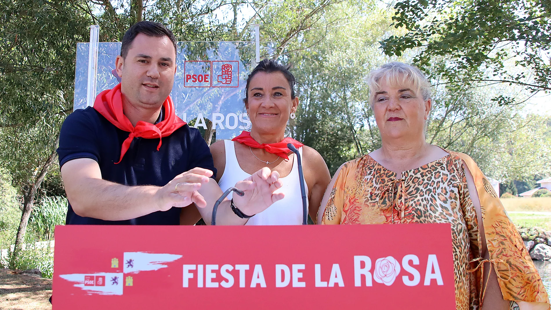 La secretaria de Organización del PSOE de Castilla y León, Ana Sánchez Hernández, con el secretario general del PSOE de León, Javier Alfonso Cendón, y la secretaria general del PSOE de Ferreras de Cepeda, Cecilia Rodríguez Serrano