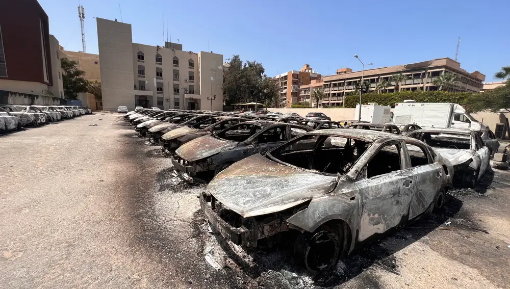 Vista general de los vehículos calcinados durante los enfrentamientos de este fin de semana entre las facciones rivales en Libia