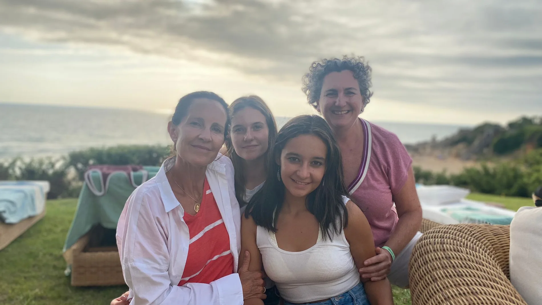 Pepa Muñoz junto a su mujer, Mila, y sus dos hijas, Candela y Lola, durante sus vacaciones en Conil