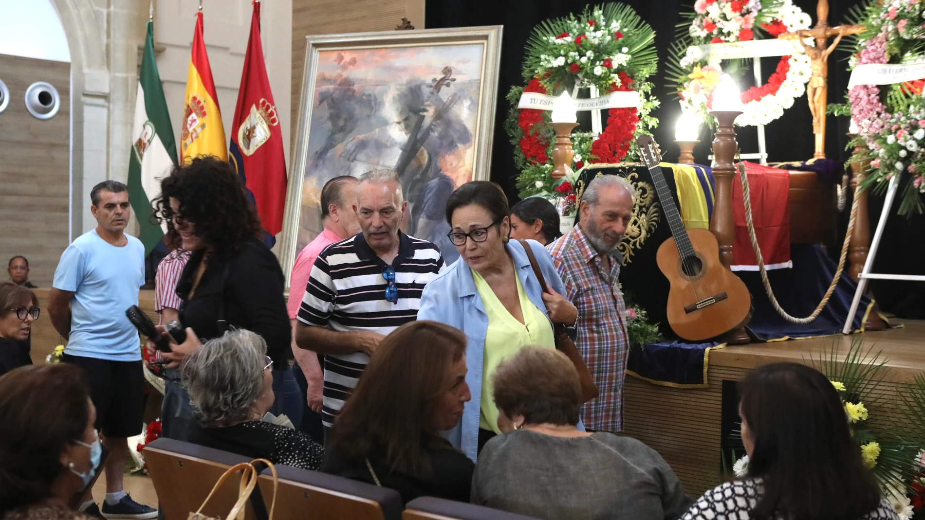 La viuda de Manolo Sanlúcar recibe las condolencias de vecinos y amigos