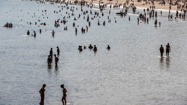 Turistas y donostiarras se bañan este domingo en la playa de Ondarreta de San Sebastián