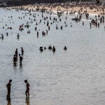 Turistas y donostiarras se bañan este domingo en la playa de Ondarreta de San Sebastián