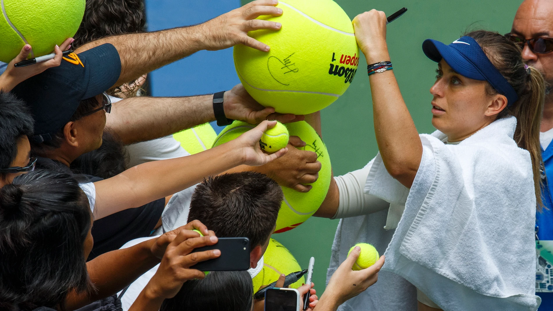 Paula Badosa firma autógrafos tras un entrenamiento en los días previos al US Open