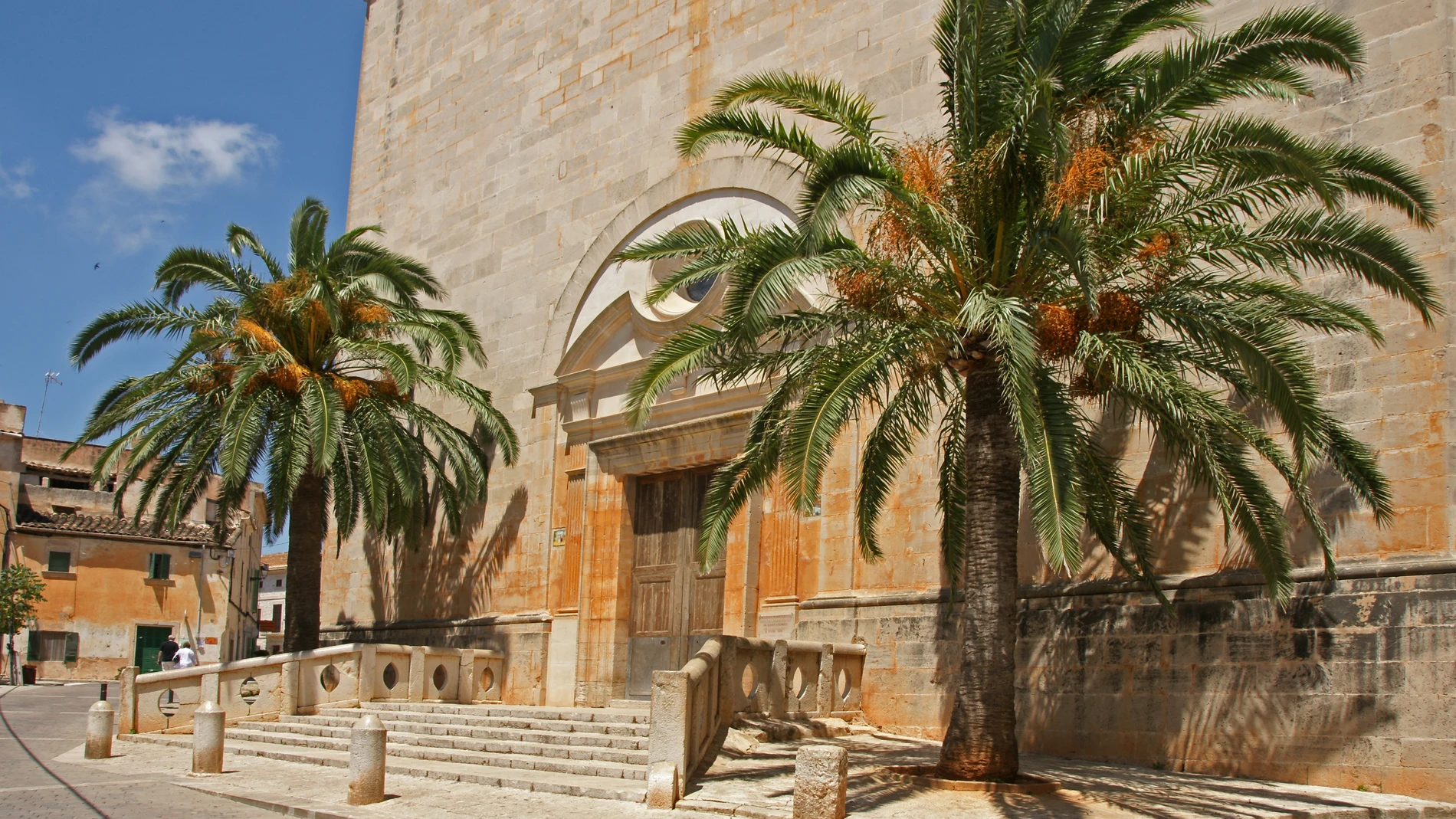 Fachada exterior de la iglesia de Sant Andreu en Santanyí, Mallorca, Islas Baleares