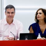 MADRID, 29/08/2022.- El presidente del Gobierno, Pedro Sánchez, junto a la ministra de Hacienda, María Jesús Montero