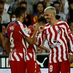 Griezmann y Koke celebran el gol del Atlético al Valencia