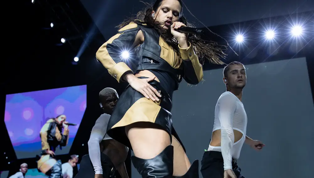 Rosalía cantando en su gira internacional Motomami World Tour en el Movistar Arena de Santiago (Chile)