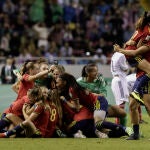 Las jugadoras de España celebran al título de campeonas del mundo sub 20