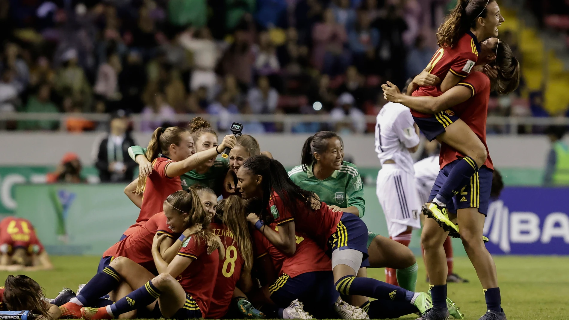 Las jugadoras de España celebran al título de campeonas del mundo sub 20