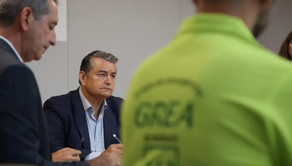 El consejero de la Presidencia, Antonio Sanz, este lunes durante su visita a la base del Grupo de Emergencias de Andalucía (GREA) en Los Palacios (Sevilla). JOAQUÍN CORCHERO/EUROPA PRESS