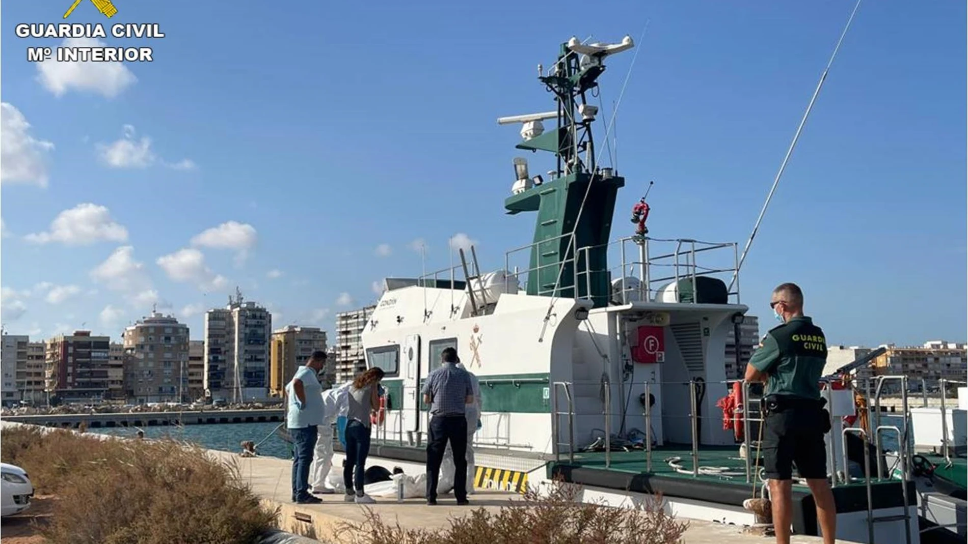 Se elevan a ocho los cadáveres hallados en aguas de Alicante y Murcia que podrían ir en una patera naufragada