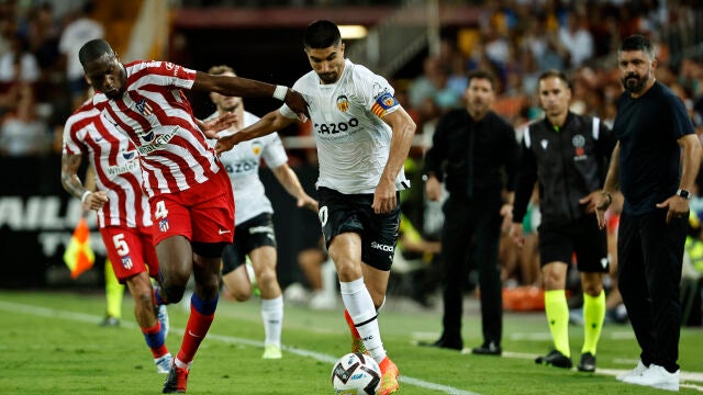 Carlos Soler con el Valencia. EFE/Biel Aliño