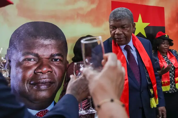 El partido de la oposición no acepta los resultados de las elecciones en Angola y el ganador brinda con champán