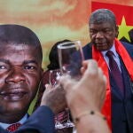 El presidente electo de Angola, João Lourenço, brinda por su victoria junto a sus seguidores.