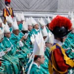 Imagen de los nuevos cardenales en una misa celebrada hoy en la basílica de San Pedro del Vaticano