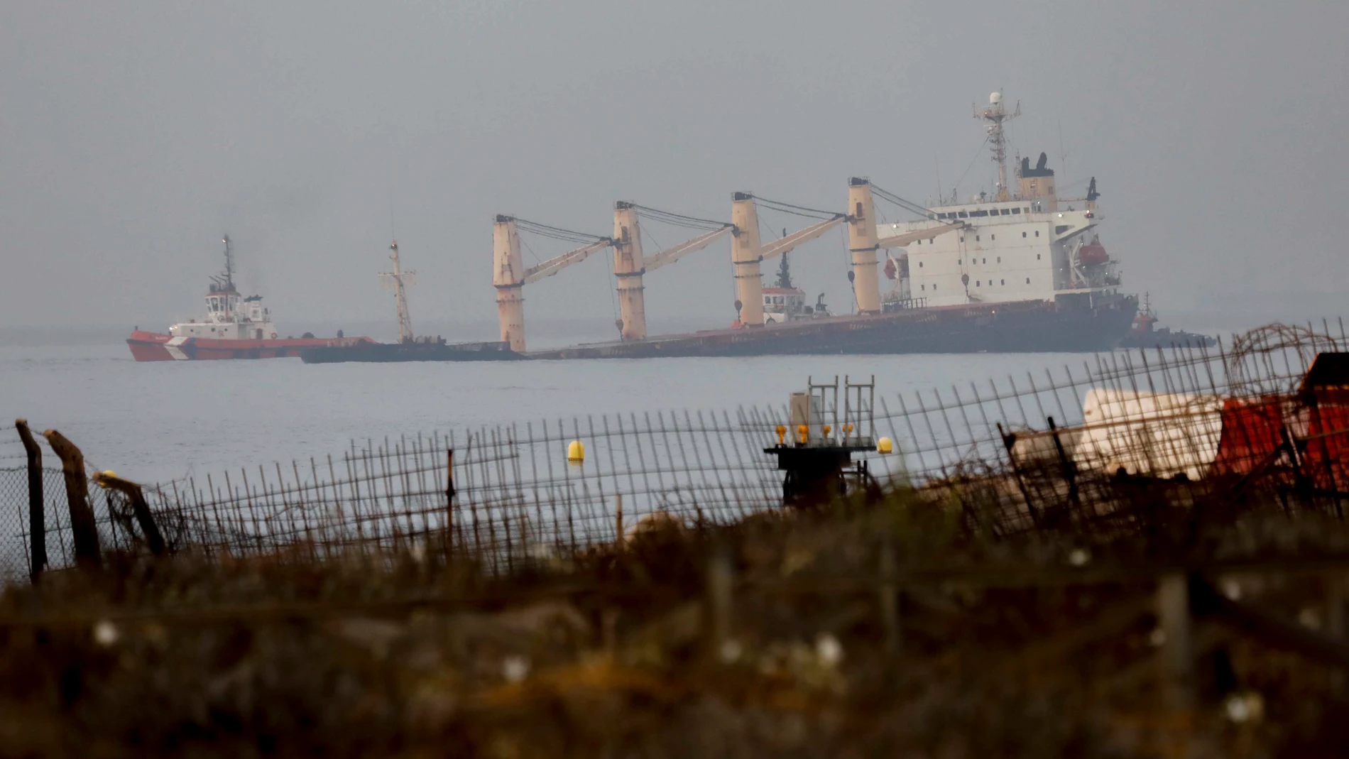 El buque OS35, varado en el Bahía de Algeciras. EFE/A. Carrasco Ragel