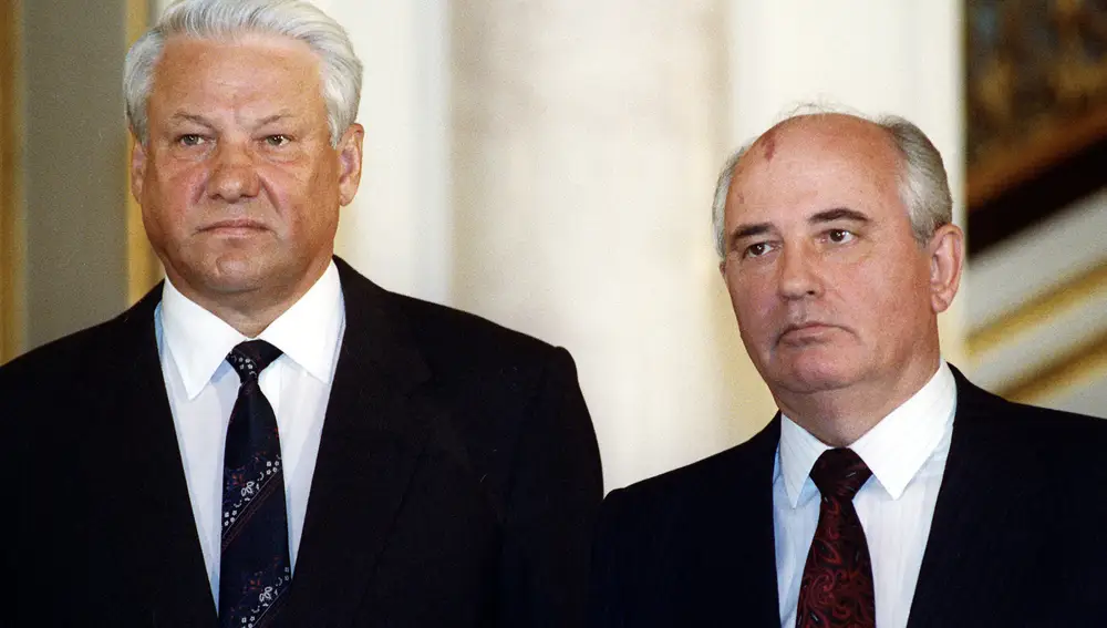 El ex presidente soviético Mijail Gorbachov, a la derecha, junto al presidente ruso Boris Yeltsin en Moscú, Rusia, en esta foto de 1991