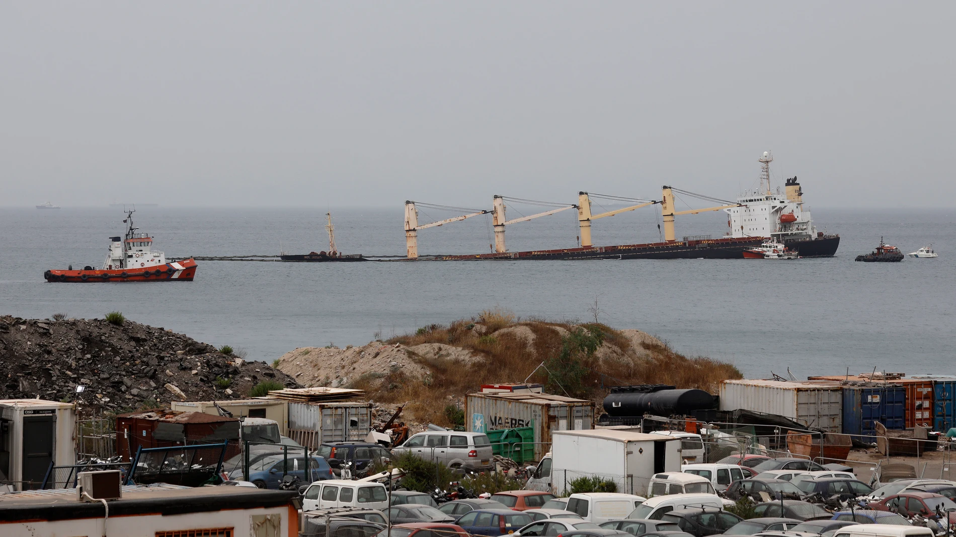 El buque granelero 0S 35, en la Bahía de Algeciras. EFE/A.Carrasco Ragel.