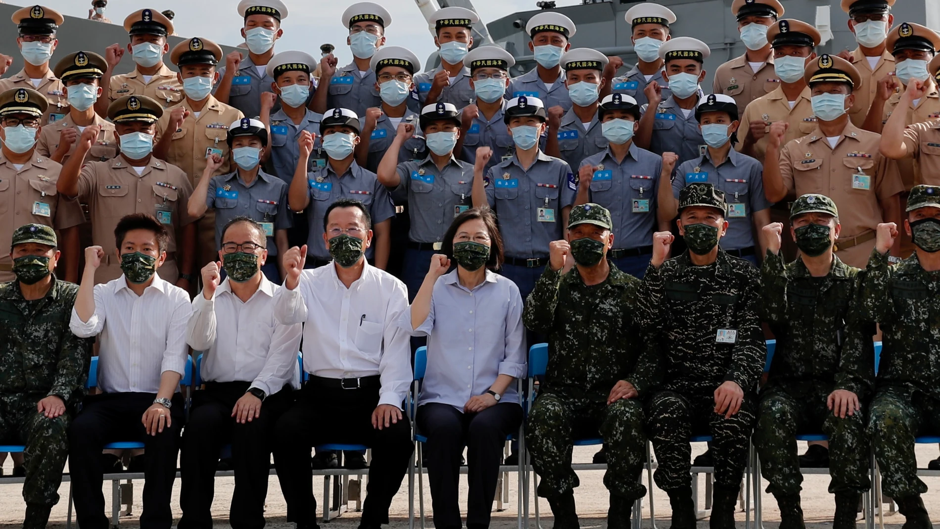 La presidenta taiwanesa Tsai Ing-wen posa hoy junto con la Armada durante su vistia a la base de Penghu, Taiwán