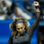 Serena Williams celebra un punto en su partido ante la montenegrina Danka Kovinic