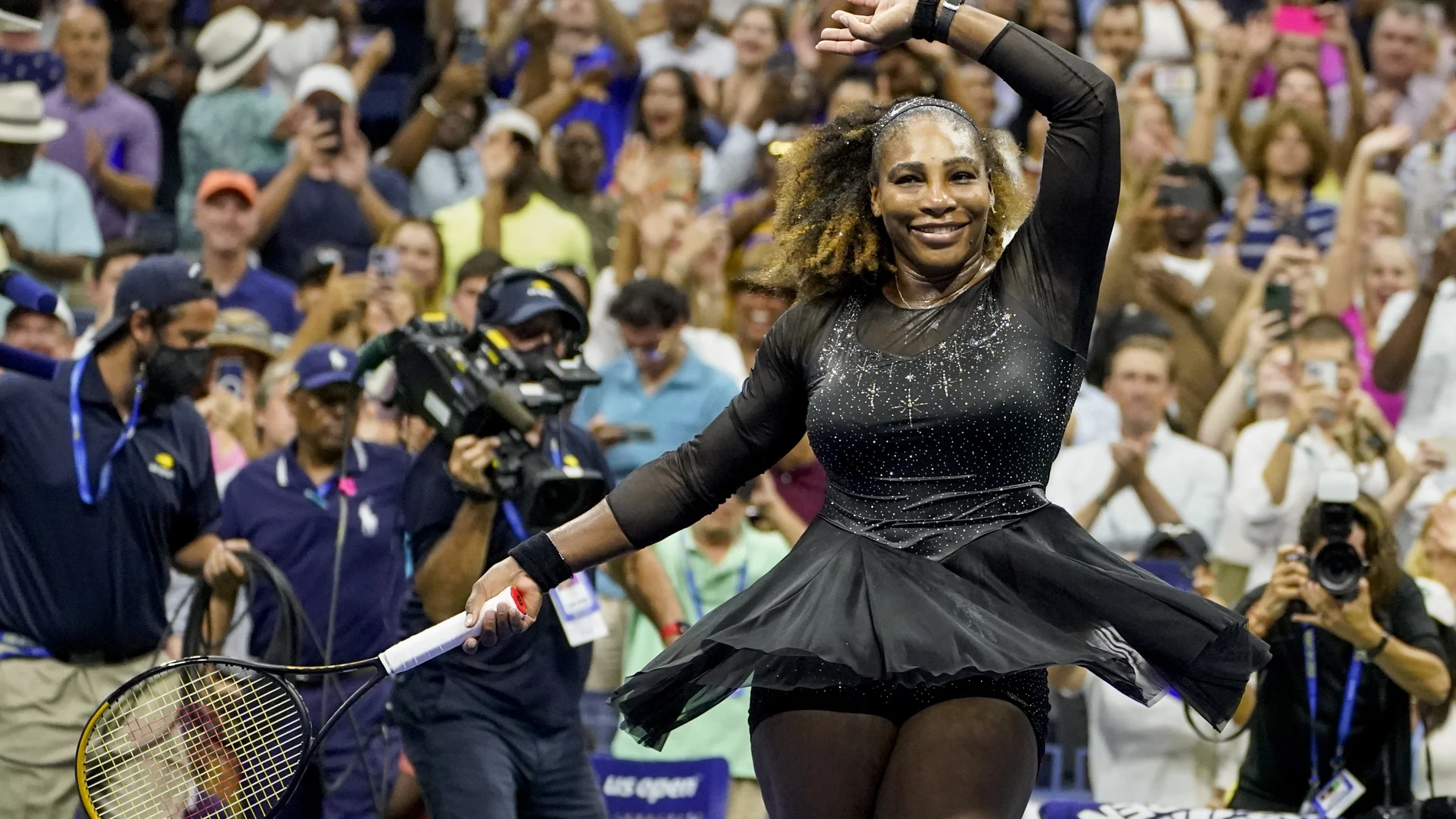 Serena Williams celebra su victoria en la primera ronda del US Open.