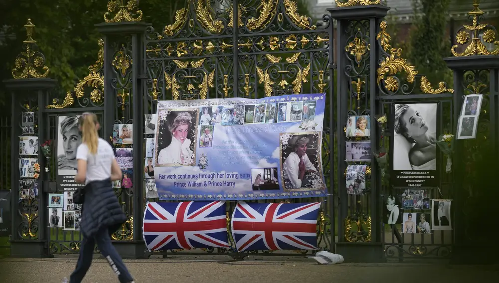 Homenaje popular a Diana de Gales, en Kensington. (AP Photo/Alastair Grant)