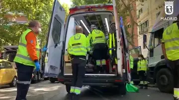 Emergencias Madrid atiende a un hombre de 75 años tras ser atropellado en la glorieta de Marqués de Vadillo, el pasado 30 de agosto