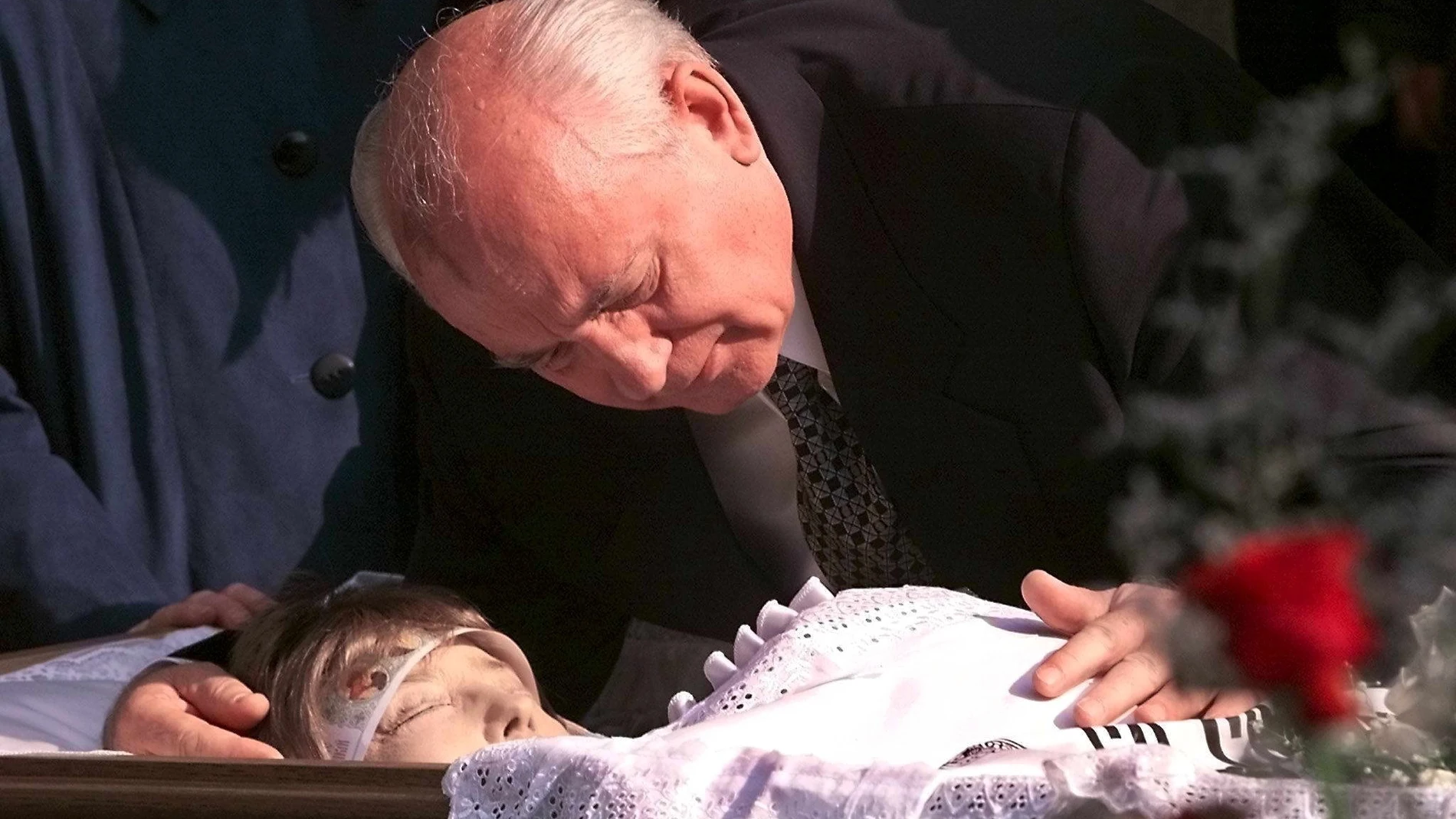Mijail Gorbachov se despide del amor de su vida, Raisa, antes de su entierro en el cementerio de Novodevichy, donde él también descansará