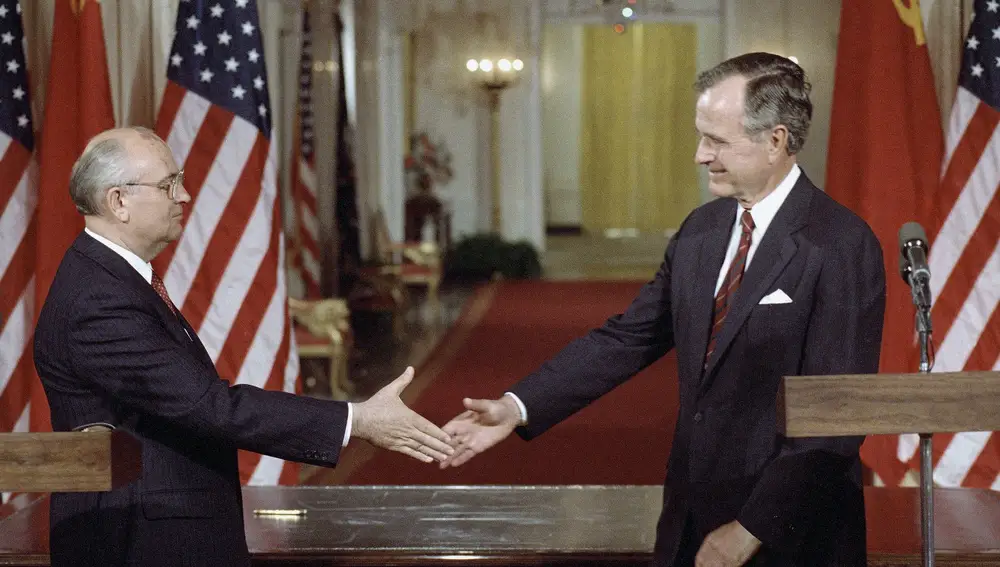 El presidente soviético Mijail Gorbachov, a la izquierda, y el presidente George H. Bush se dan la mano tras la firma de los acuerdos en la Casa Blanca en Washington, el 1 de junio de 1990