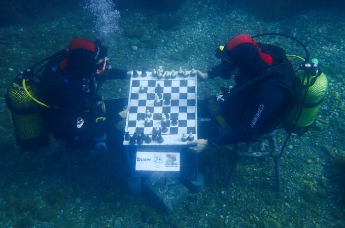 Vista de la pareja de ajedrecistas y submarinistas durante la celebración del VIII Torneo Europeo de Ajedrez Submarino.-EFE/Alba Feixas