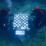 Vista de la pareja de ajedrecistas y submarinistas durante la celebración del VIII Torneo Europeo de Ajedrez Submarino.-EFE/Alba Feixas