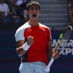 Alcaraz celebra uno de los puntos que logró ante Baez en su estreno en el US Open