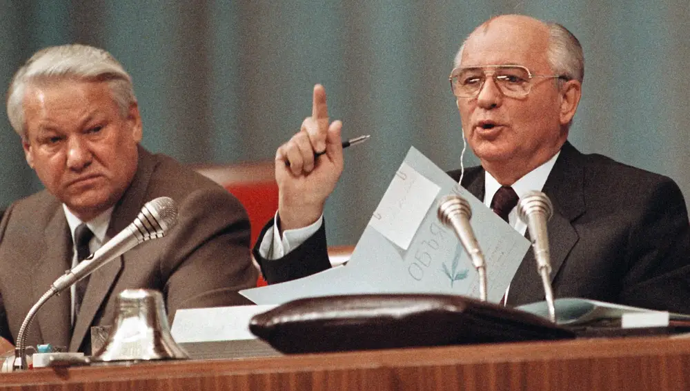 El presidente de la Unión Soviética Mijail Gorbachov señala, mientras el presidente de la Federación Rusa Boris Yeltsin le mira durante el Congreso de los Diputados del Pueblo en el Kremlin, Moscú