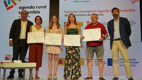 El presidente de la Diputación de Segovia, Miguel Ángel de Vicente, entrega unos reconocimientos durante el foro