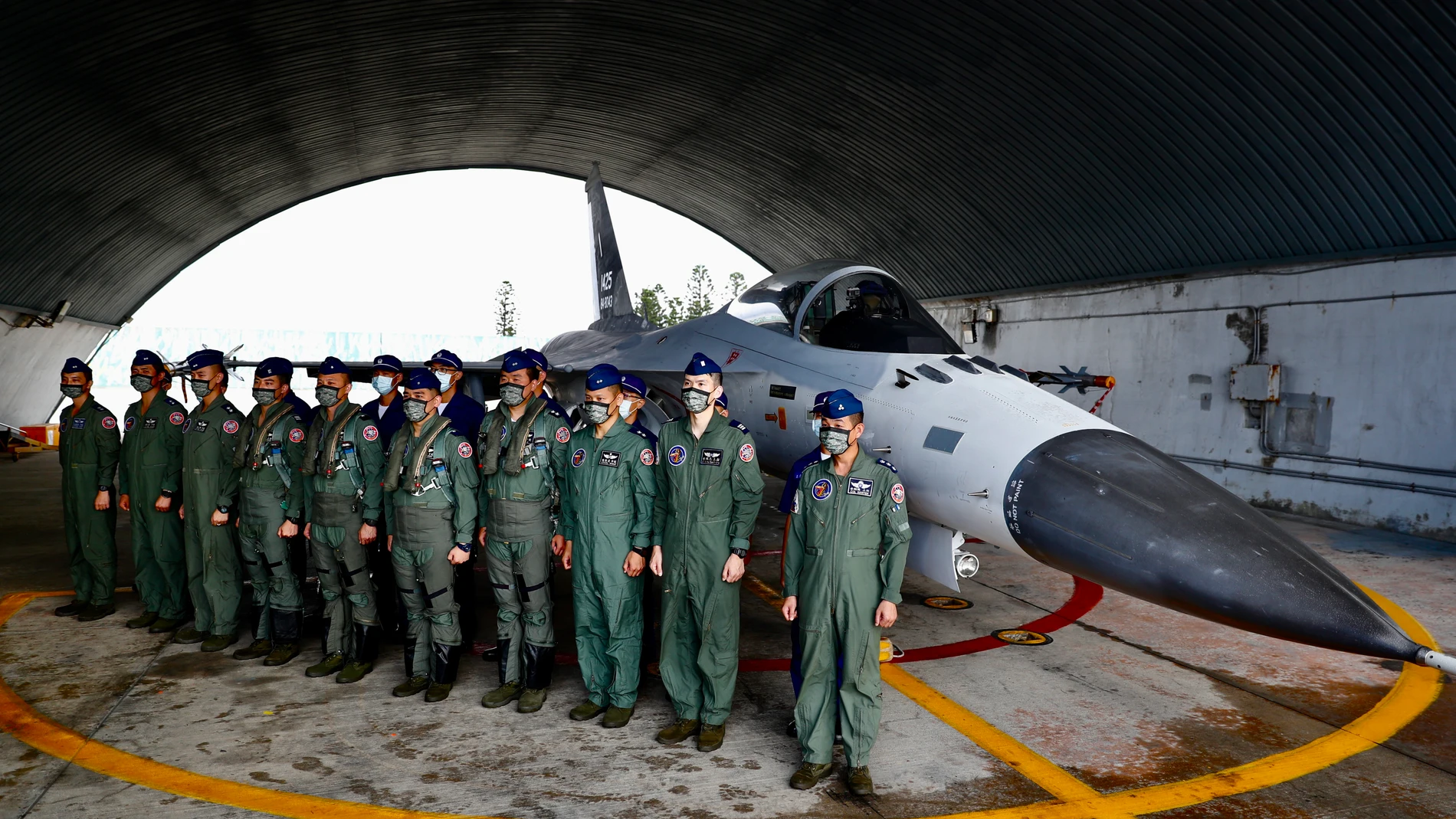Pilotos de la Fuerza Aérea de Taiwán junto a un AIDC F-CK-1 Ching-Kuo, comúnmente conocido como caza de defensa indígena (IDF), en Penghu
