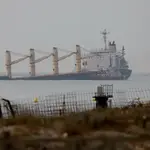 Gibraltar asiste a un buque granelero tras colisionar con otro barco en una maniobra en la Playa de levante de la Línea de la Concepción. Europa Press 30/08/2022