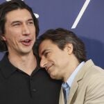 Baumbach recuesta de manera entrañable la cabeza en el hombro de Adam Driver durante la presentación de «Ruido de fondo» en la Mostra