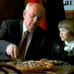 El último presidente de la URSS, Mijail Gorbachov, en el anuncio de Pizza Hut