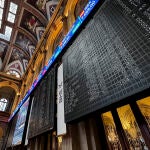 Vista de las pantallas que muestran la evolución del IBEX 35 tras la apertura de la Bolsa este miércoles, 31 de agosto
