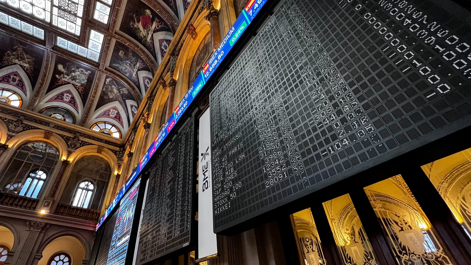 Vista de las pantallas que muestran la evolución del IBEX 35 tras la apertura de la Bolsa este miércoles, 31 de agosto