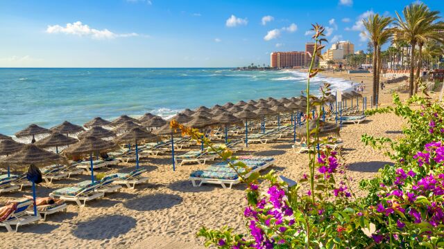 Los turistas eligen Benalmádena como destino de vacaciones por sus 20 kilómetros de litoral con 12 playas de todo tipo