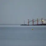 Buque Accidentado Comienza A Verter Líquido Hidráulico Al Mar Frente Al Peñón