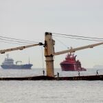 Equipos de salvamentos siguen evaluando y planificando el camino a seguir para extraer el combustible del buque granelero OS35 que permanece semihundido junto al Estrecho de Gibraltar