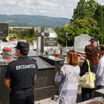 Compañeros del miembro de la Ertzaintza Alfonso Mentxaka, asesinado por ETA en 1991, durante el homenaje este jueves en del cementerio de Sondika (Bizkaia) un acto realizado por el Departamento de Interior