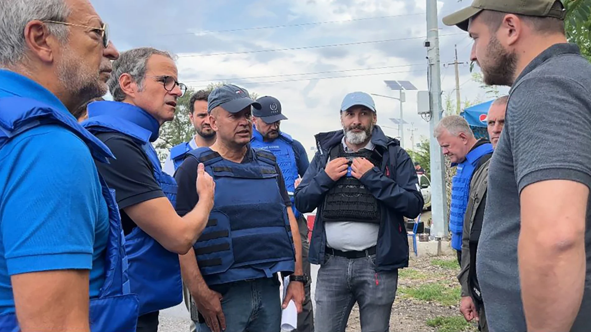 El director general del organismo de control nuclear, Rafael Mariano Grossi, segundo desde la izquierda, habla con las autoridades mientras los inspectores de la ONU acceden a la planta nuclear de Zaporiyia