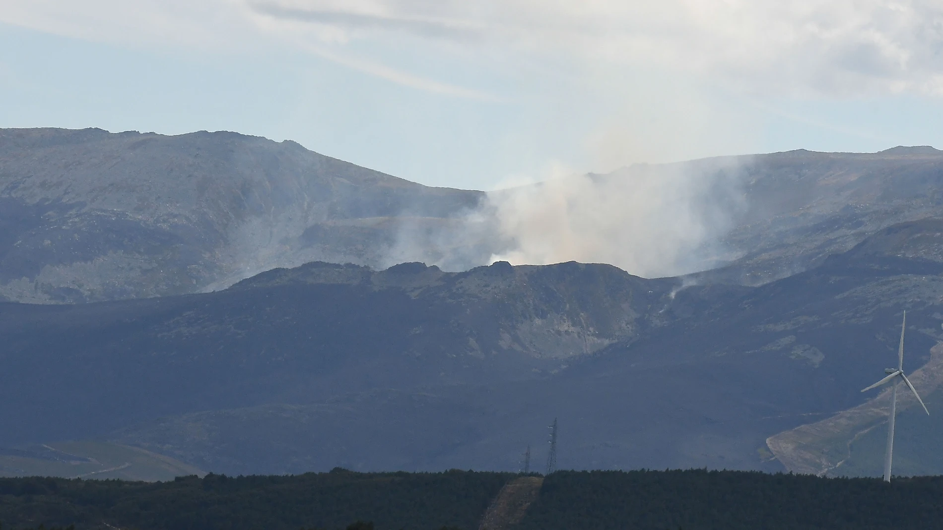 Vista del incendio del campo de tiro del Teleno desde la localidad de Foncebadón (León)